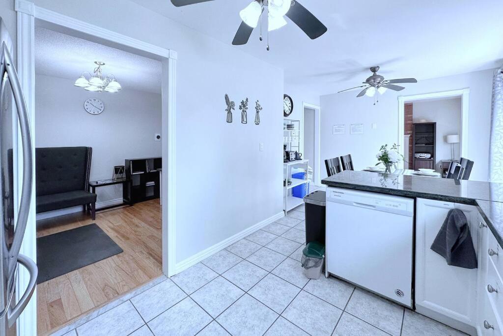 Neighborhood Friendly House In Barrie! Villa Exterior photo